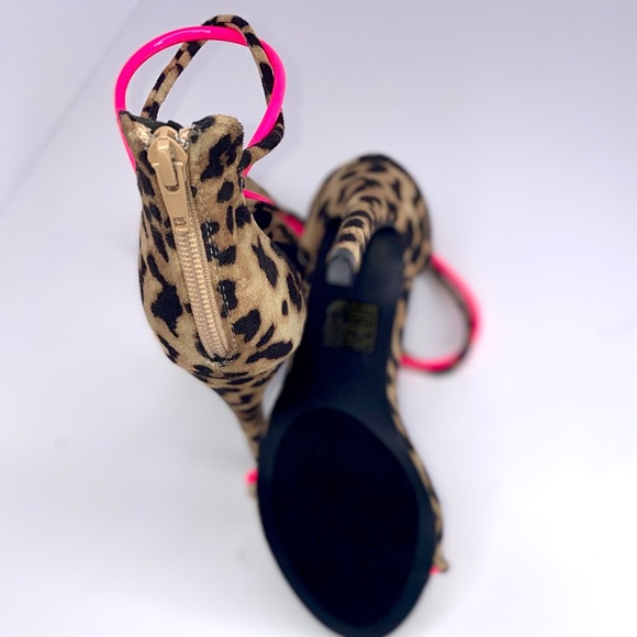 Beautiful open toe heels cheetah w/neon pink only on straps. - Picture 4 of 4